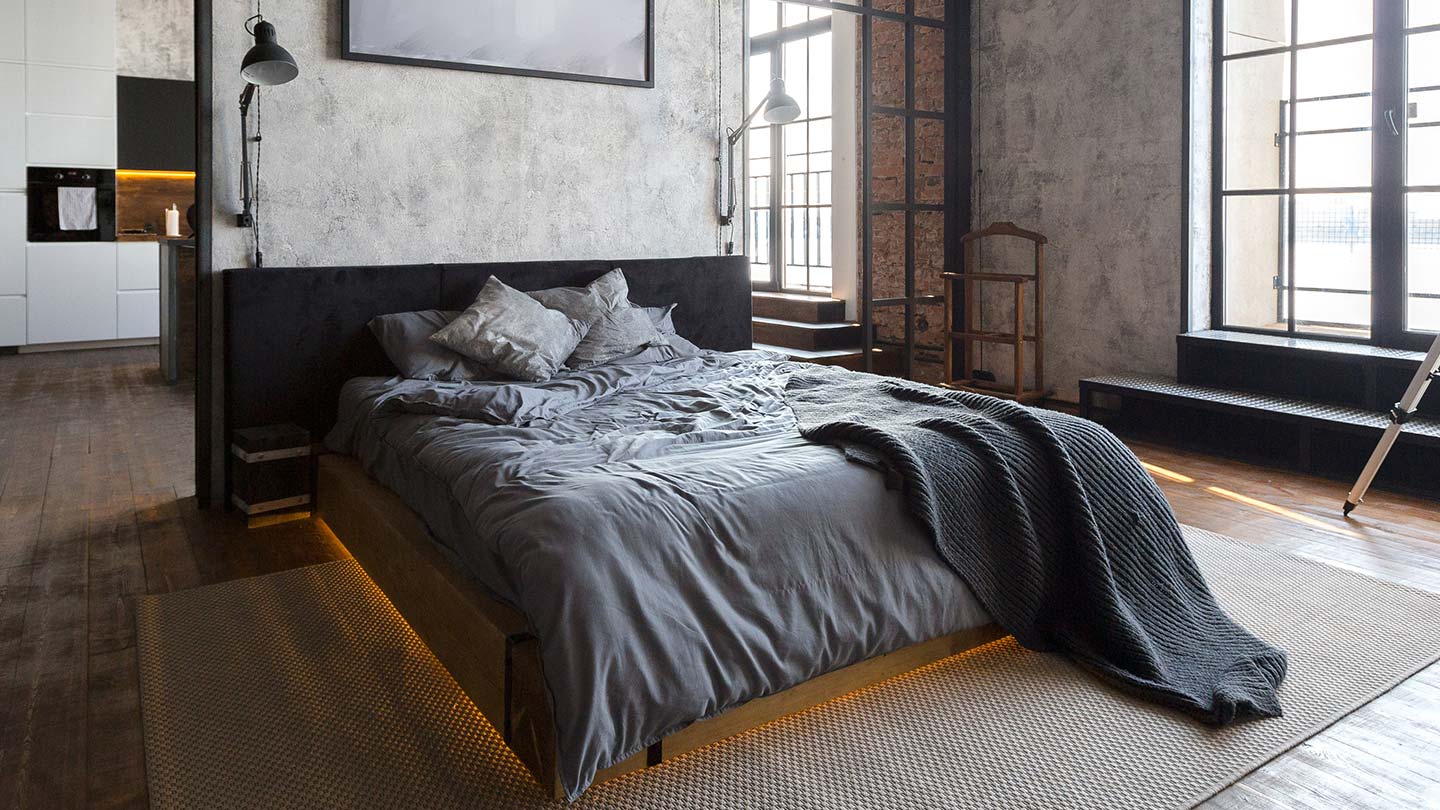 Geräumiges Schlafzimmer im Industrial Style mit großem Bett in der Mitte