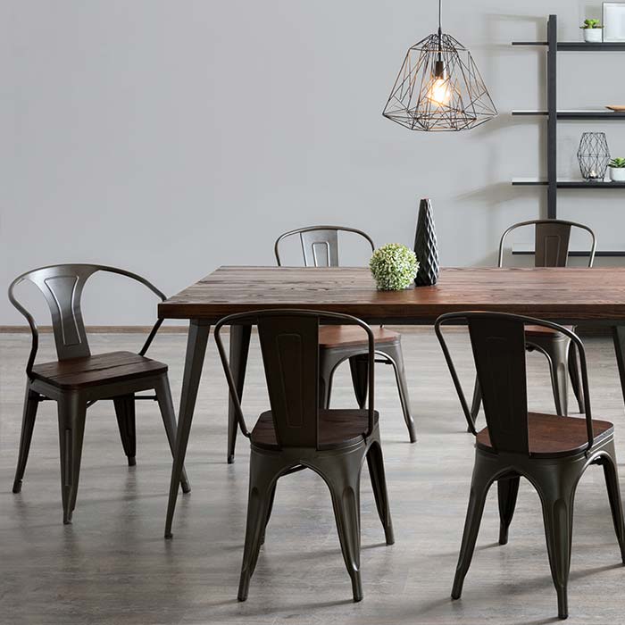 Essbereich im Industrial Style mit Tisch und Stühlen aus Holz