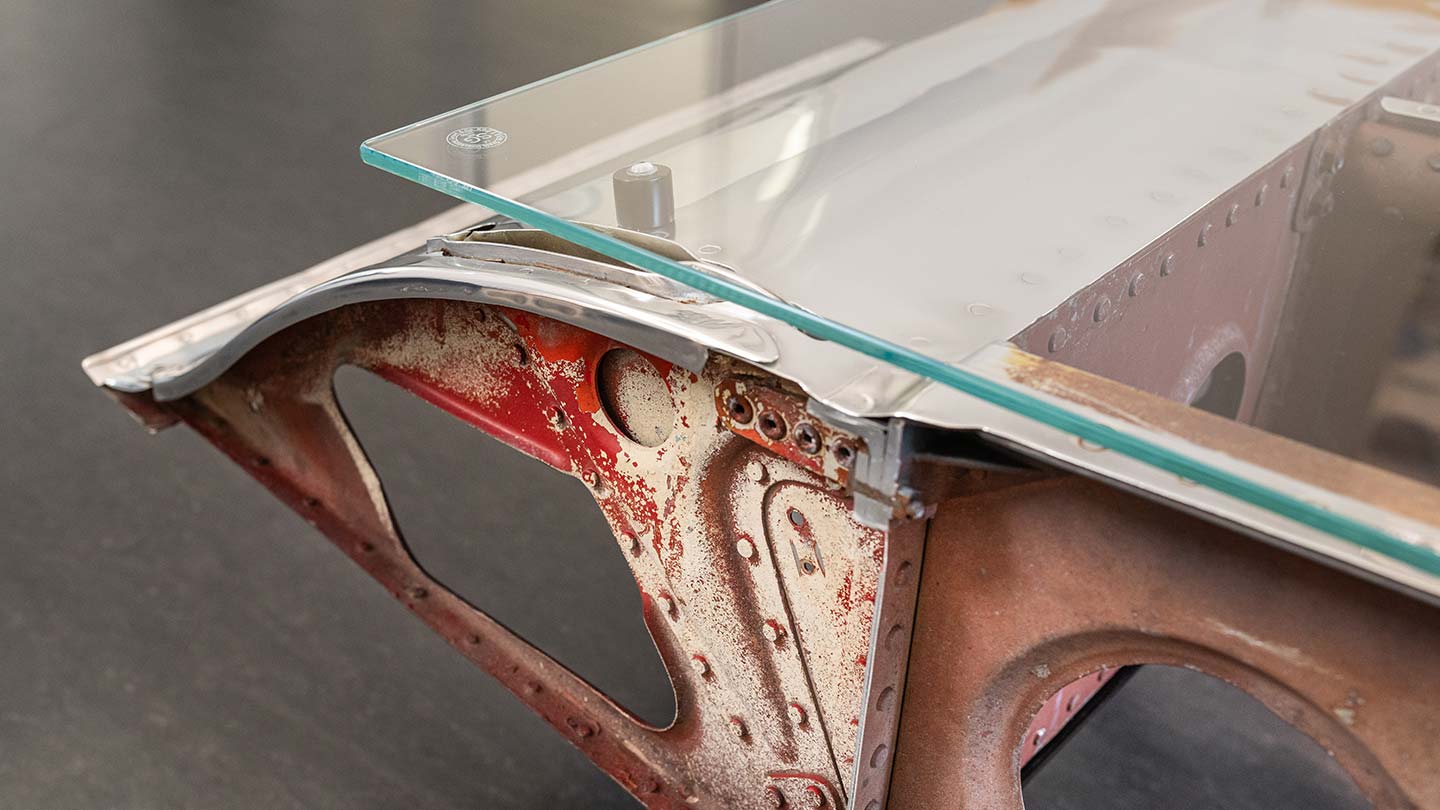 Leicht rostiges Material an einem Tisch, das zum Industrial Look passt